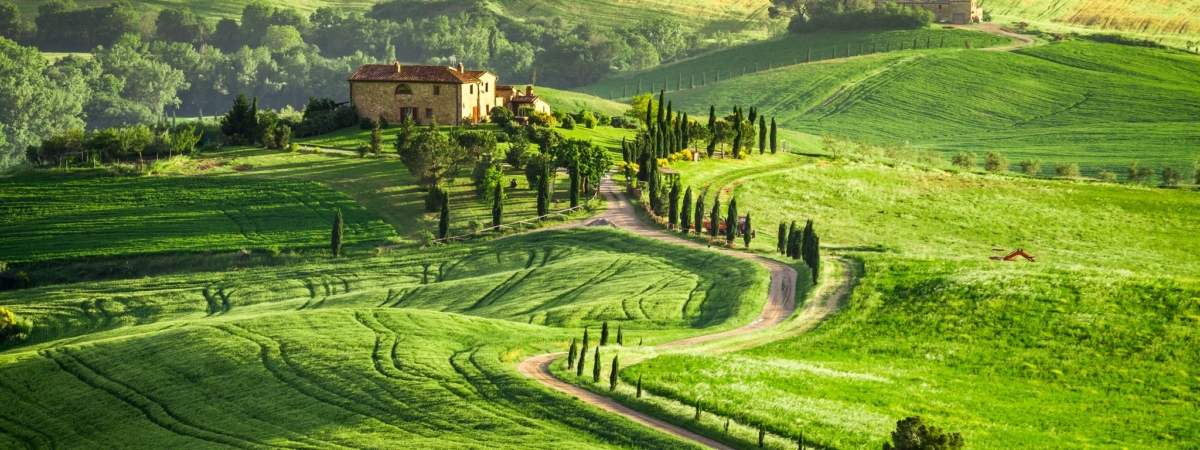 Farmhouse in Tuscany located on a hill