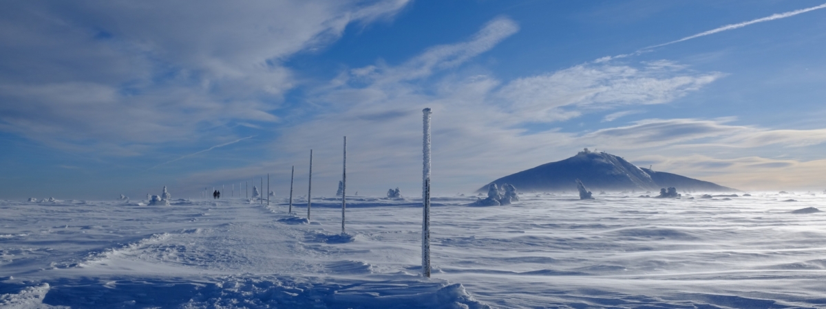 Winter,Scenery,Of,Tourist,Trail,With,Frozen,Stakes,In,Mountains